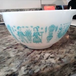 Vintage pyrex bowl